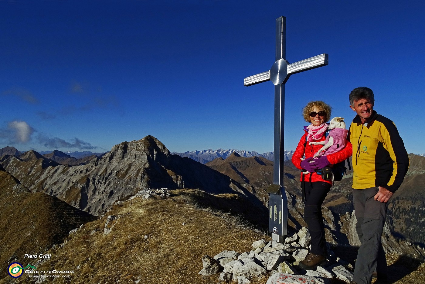 66 Alla croce di vetta del Monte Secco  (2293 m) con Pegherolo.JPG -                                